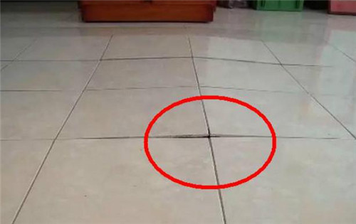 地板砖翘起来了怎么修复视频解决(地板砖翘起来了怎么修复视频解决图片)